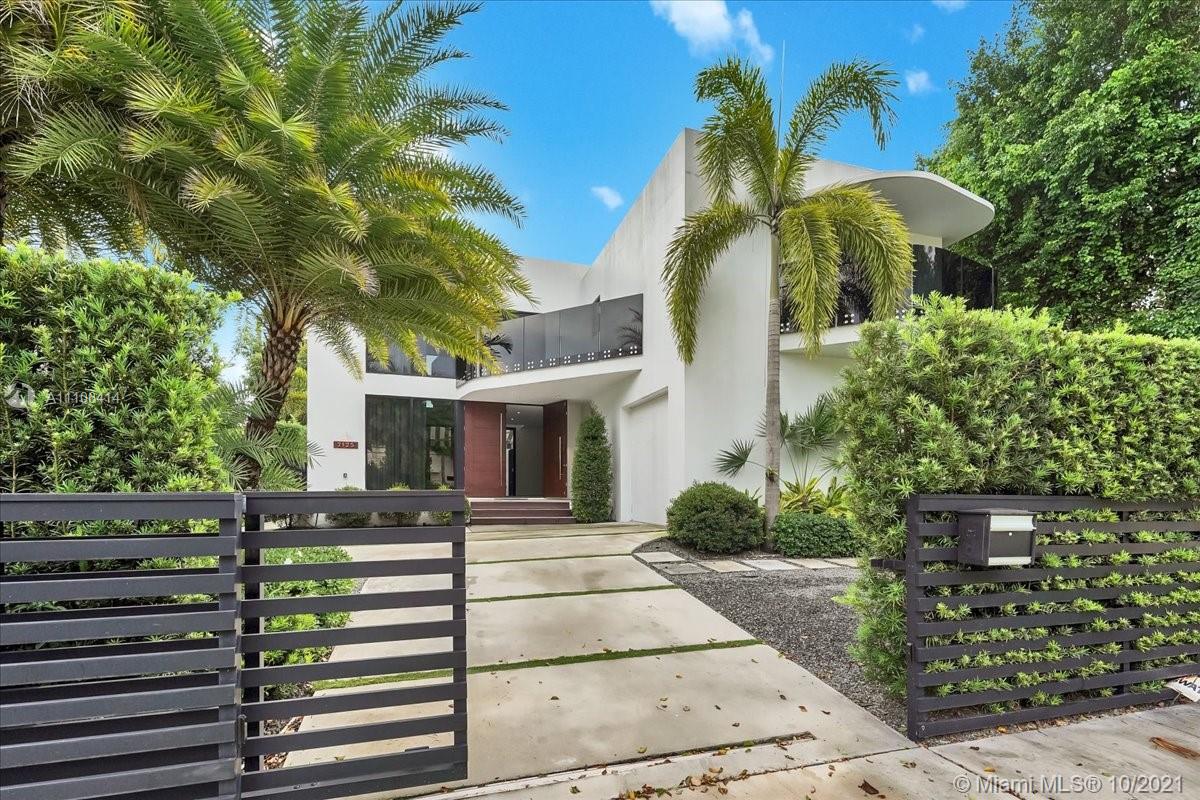 2125 North Bay Road Miami Beach, FL 33140 - Photo 6 of 71 a front view of a house with garden