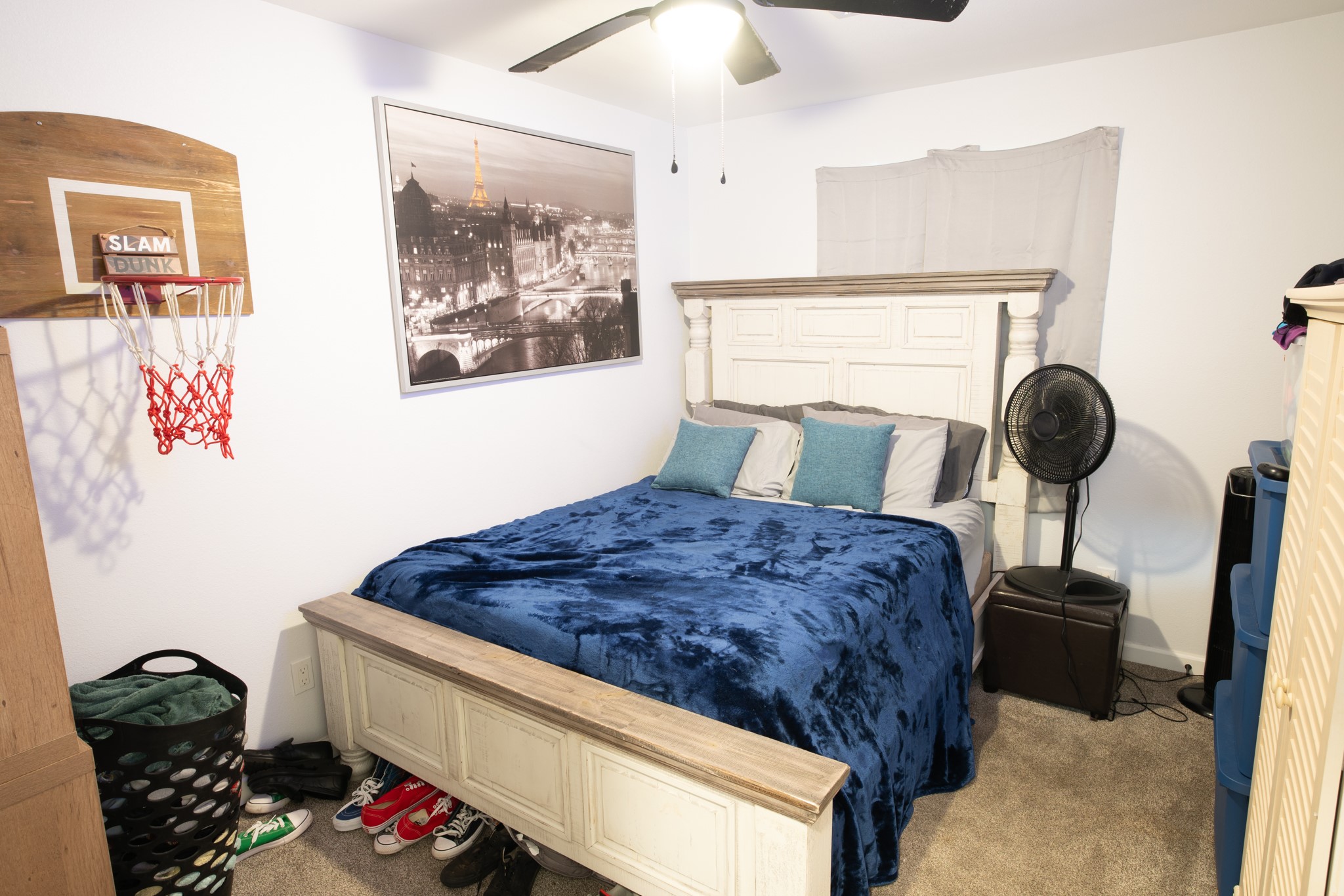 846 South Anderson Street Angleton, TX 77515 - Photo 18 of 30 . Features include a ceiling fan. Carpeted floor with ample natural light. Perfect for relaxation and leisure.