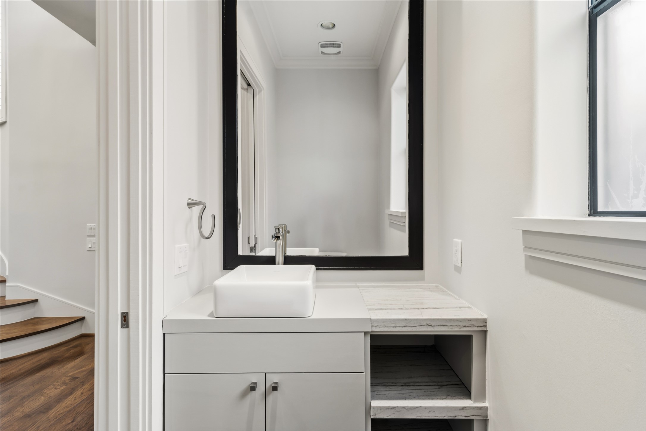 6011 Burgoyne Road, Unit A Houston, TX 77057 - Photo 21 of 46 Powder room