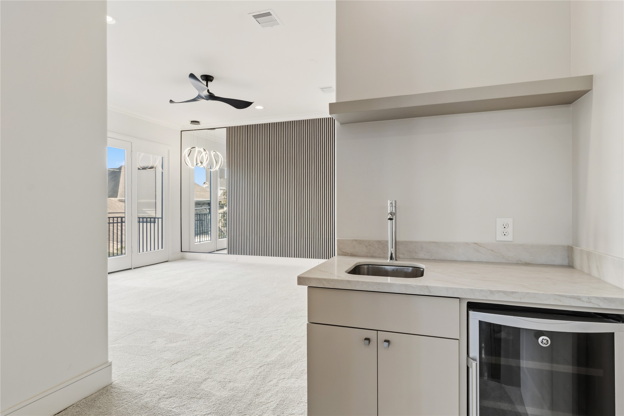 6011 Burgoyne Road, Unit A Houston, TX 77057 - Photo 24 of 46 Coffee bar inside primary bedroom