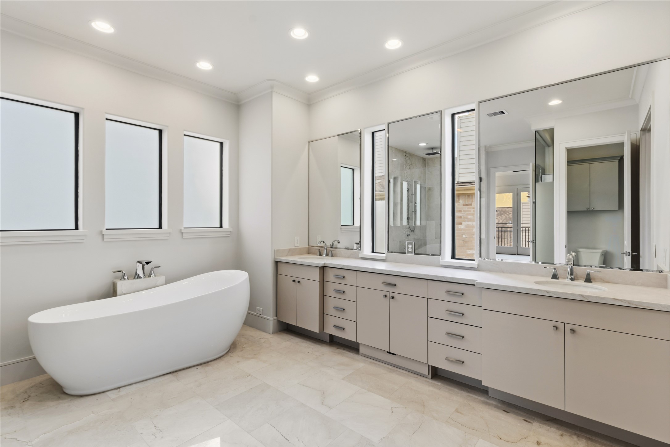 6011 Burgoyne Road, Unit A Houston, TX 77057 - Photo 29 of 46 Huge tub