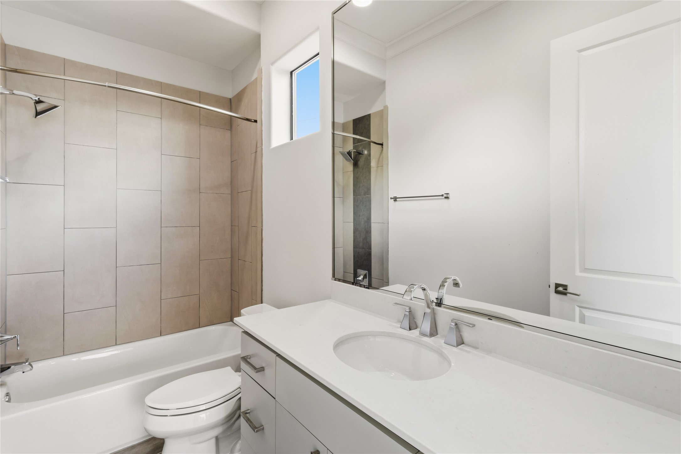 6011 Burgoyne Road, Unit A Houston, TX 77057 - Photo 33 of 46 En-Suite bathroom