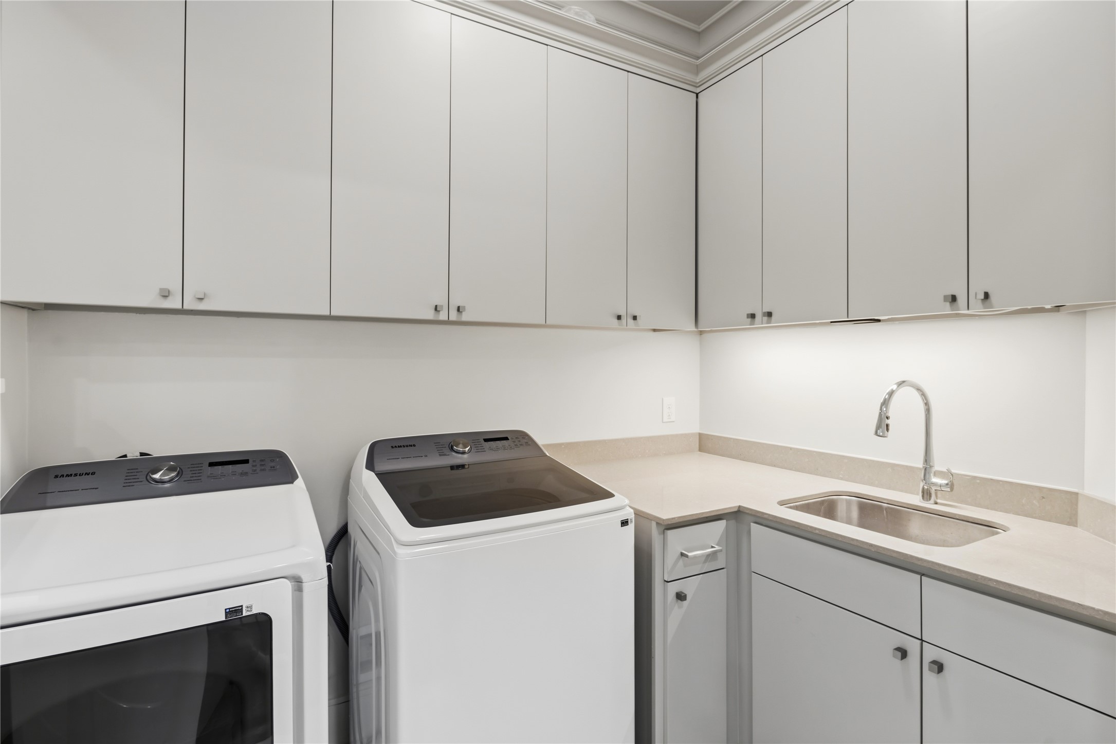 6011 Burgoyne Road, Unit A Houston, TX 77057 - Photo 36 of 46 Laundry room on second floor