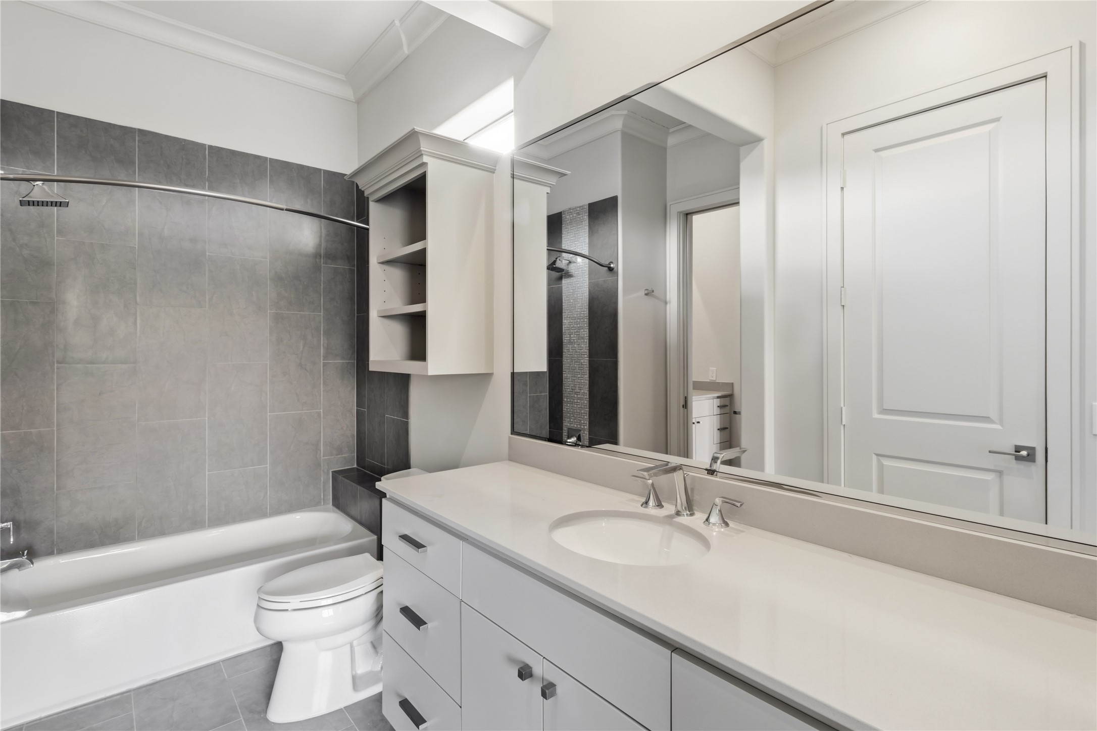 6011 Burgoyne Road, Unit A Houston, TX 77057 - Photo 42 of 46 Jack and jill bathroom for both 3rd level bedrooms