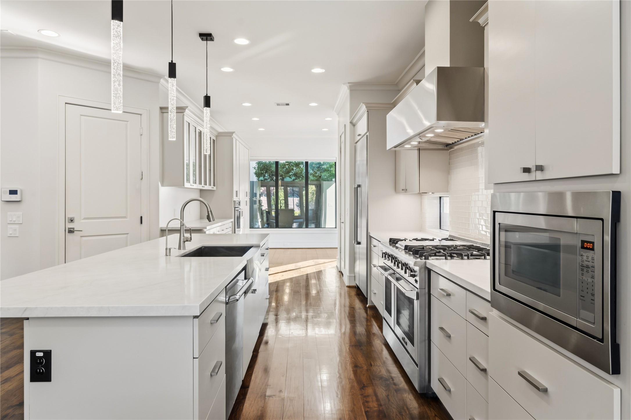 6011 Burgoyne Road, Unit A Houston, TX 77057 - Photo 7 of 46 Kitchen overlooking at breakfast area