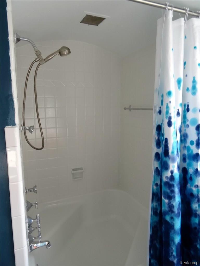 19800 Canterbury Road Detroit, MI 48221 - Photo 38 of 51 Master Shower.jpg