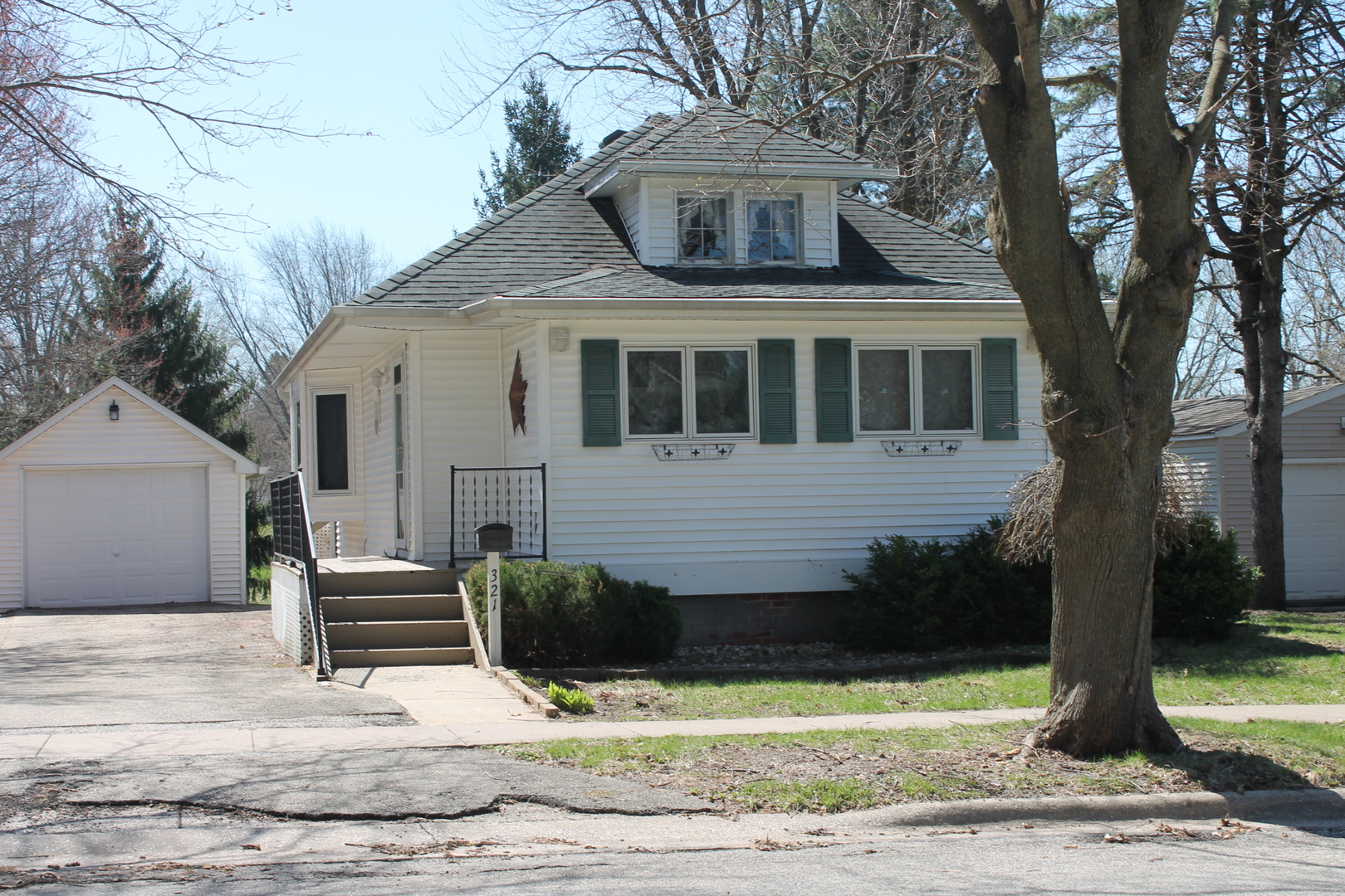 321 West South Street Cambridge, IL 61238 - Photo 1 of 28