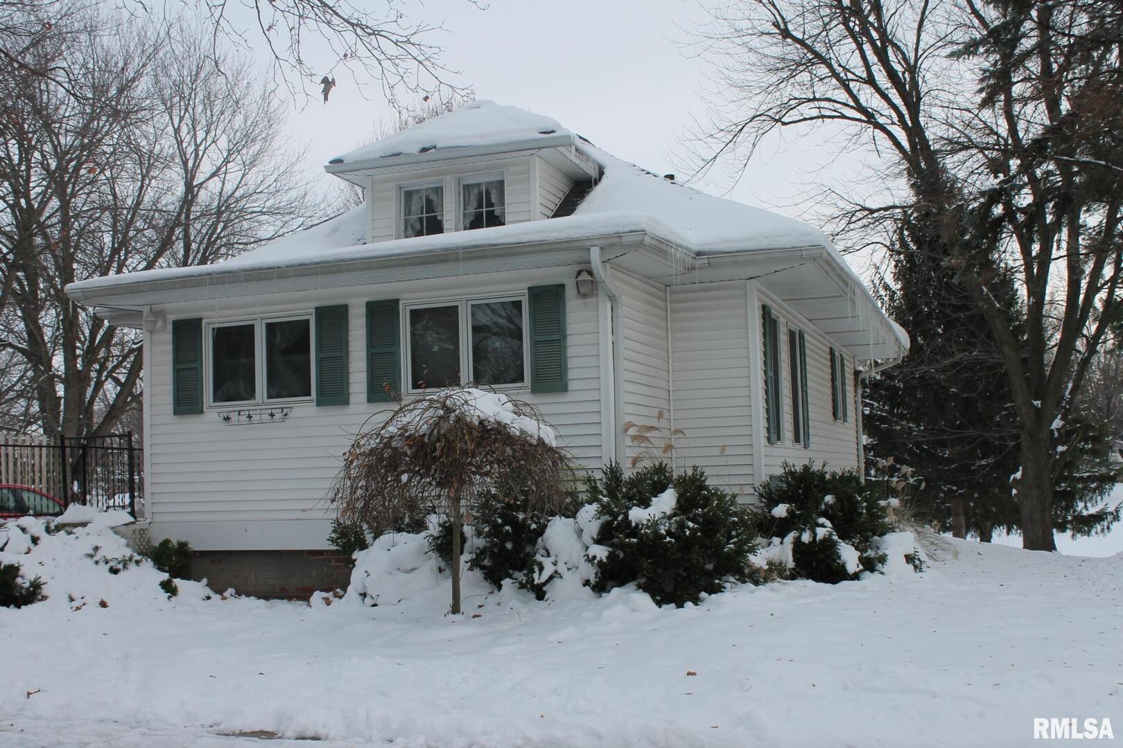 321 West South Street Cambridge, IL 61238 - Photo 2 of 26 a view of a house with a yard