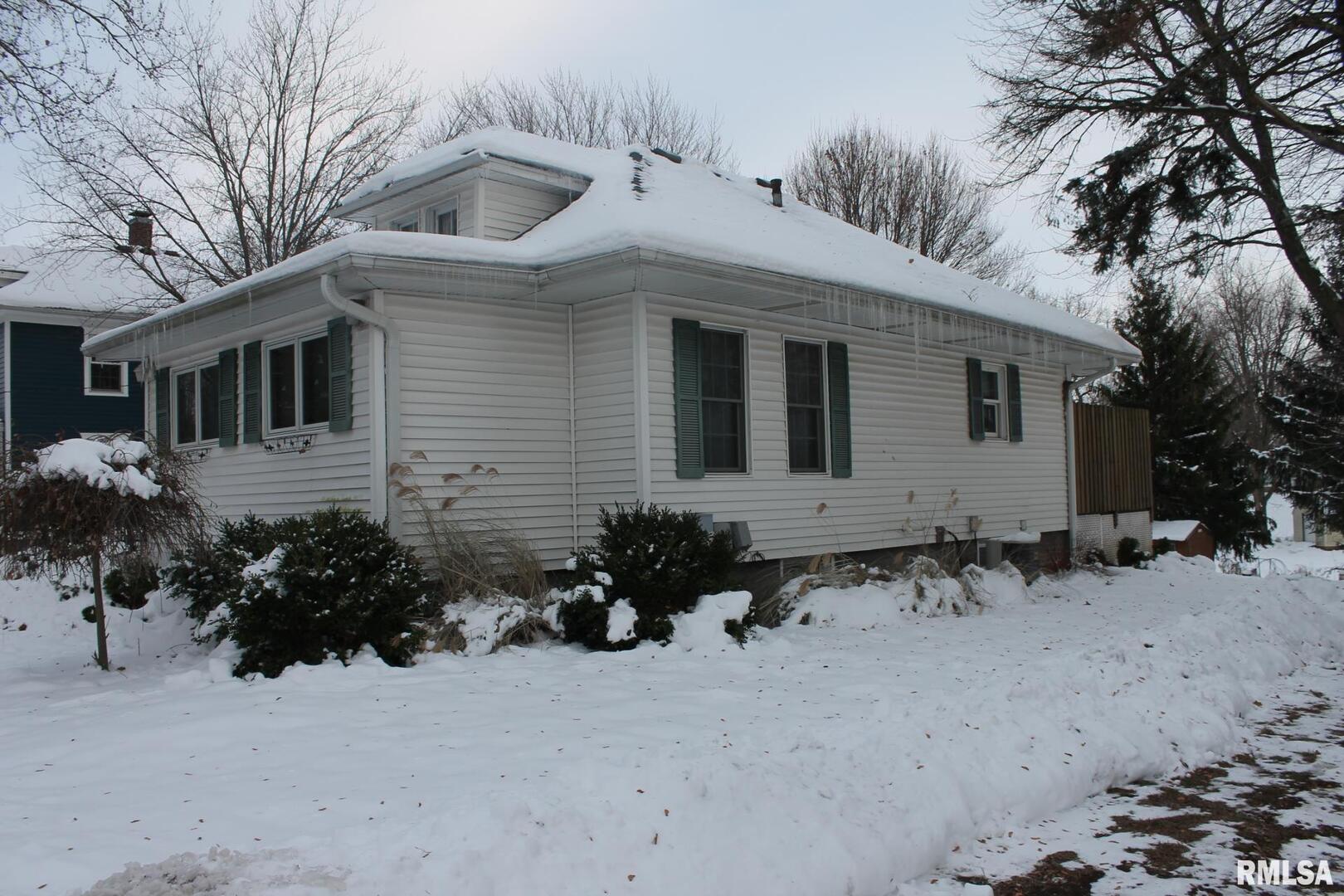 321 West South Street Cambridge, IL 61238 - Photo 3 of 26 a front view of a house with a yard