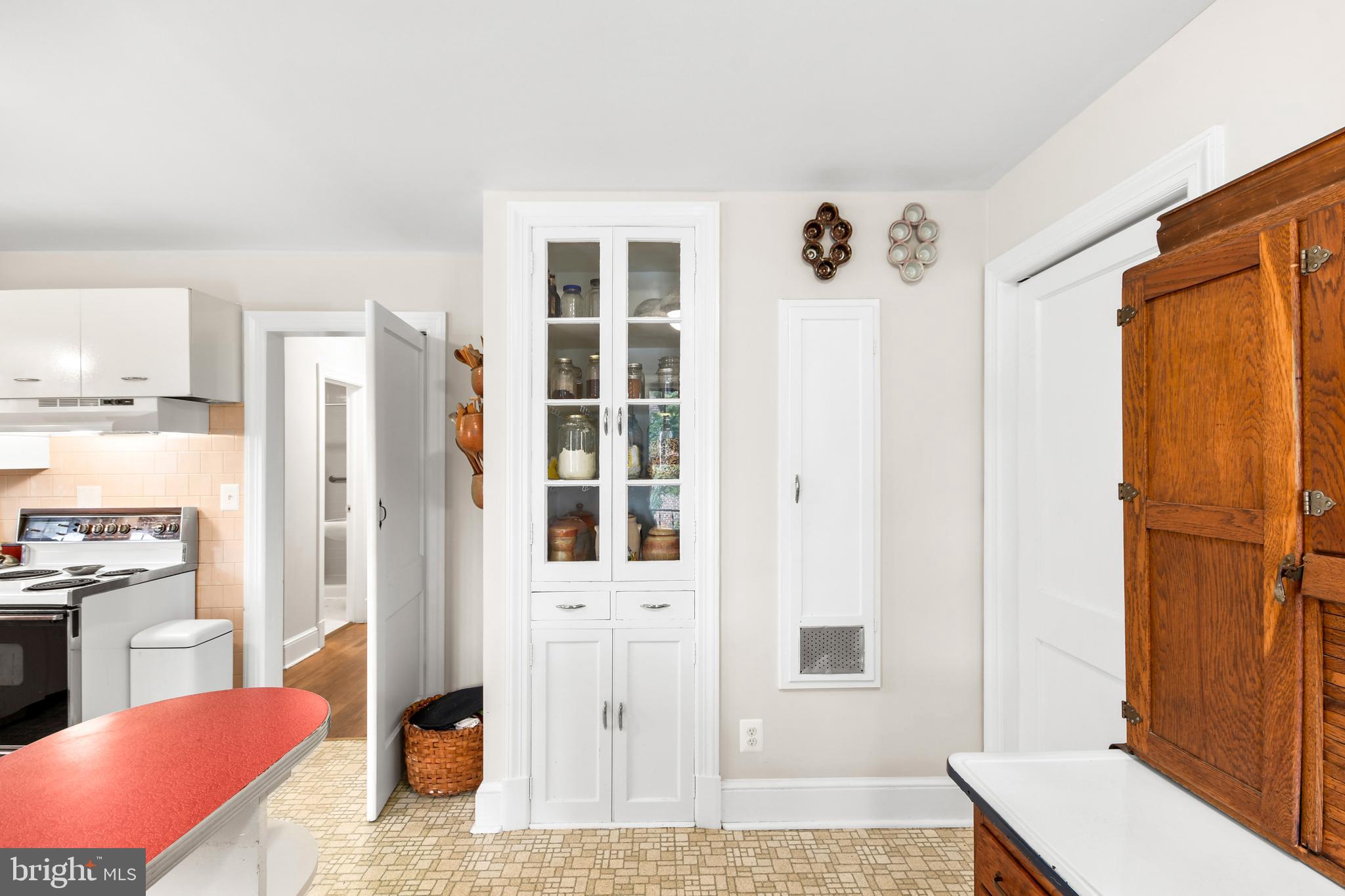 616 West Patrick Street Frederick, MD 21701 - Photo 21 of 81 Glass front cabinets