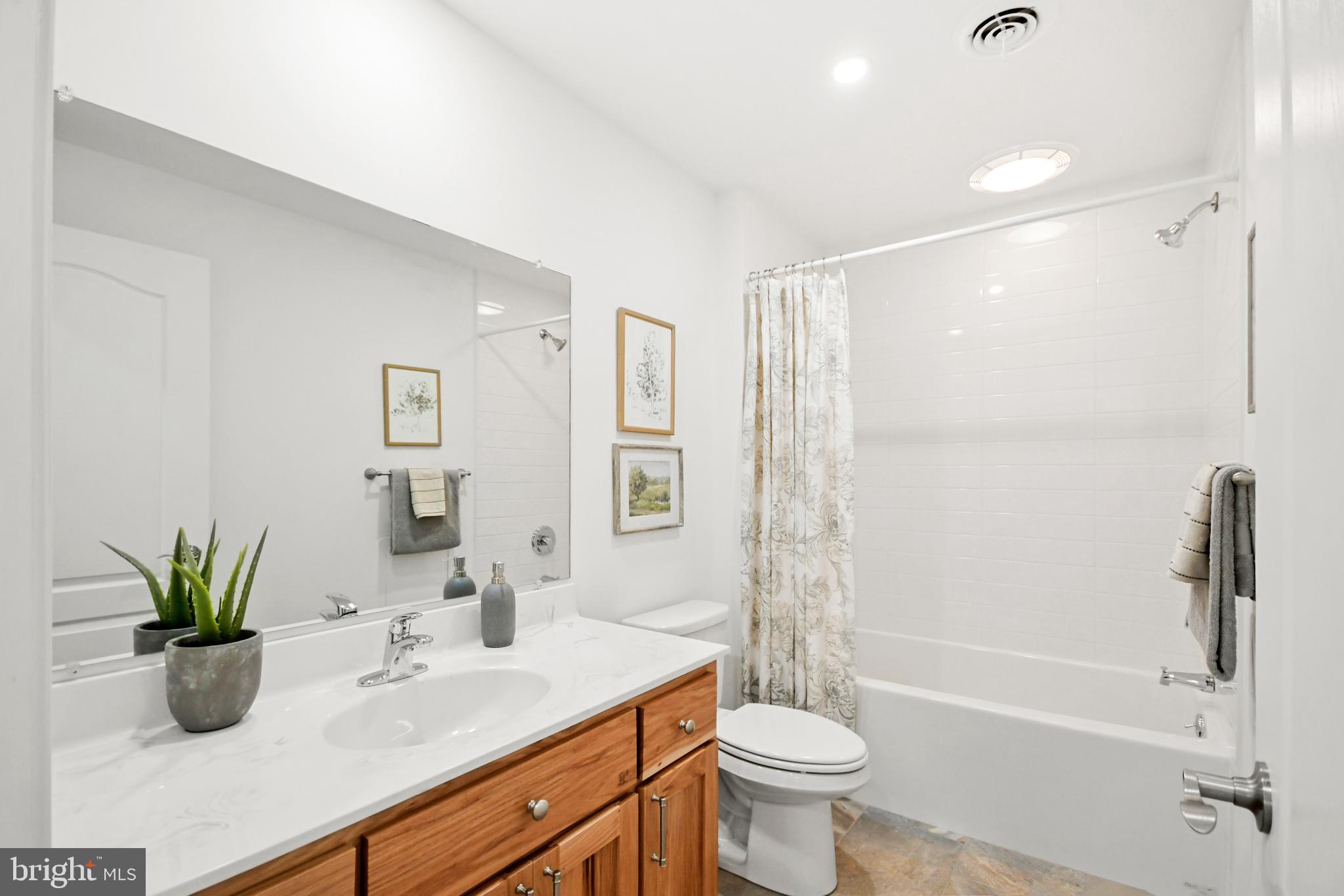 9508 Stottlemyer Road Boonsboro, MD 21713 - Photo 25 of 34 Hall bath