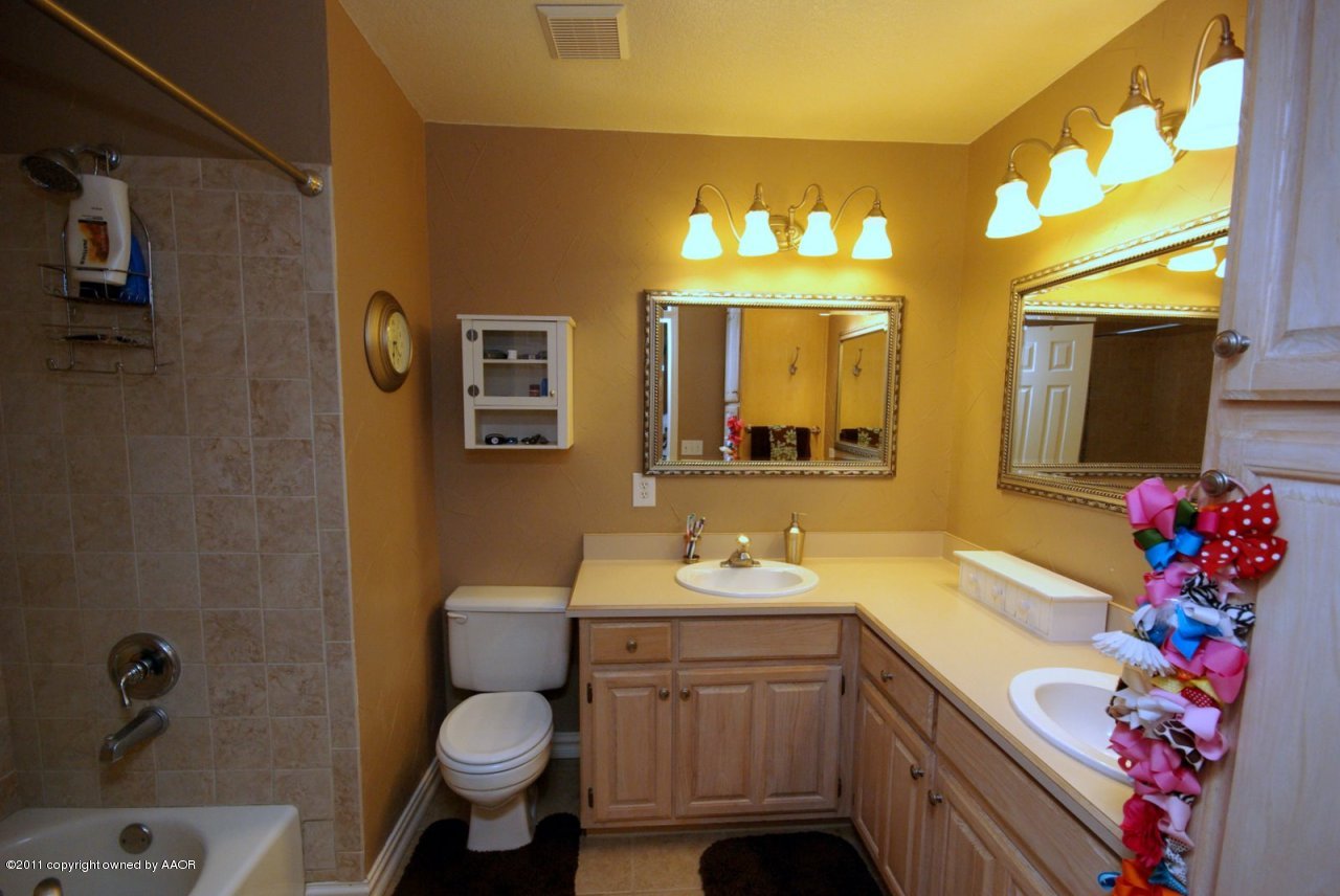 4223 Relatta Avenue Amarillo, TX 79110 - Photo 5 of 13 Master Bath