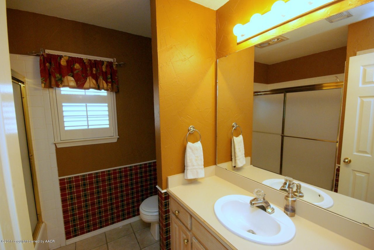 4223 Relatta Avenue Amarillo, TX 79110 - Photo 8 of 13 Second Bath