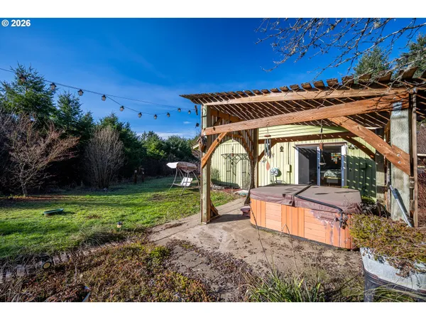 a view of a house with backyard and sitting area