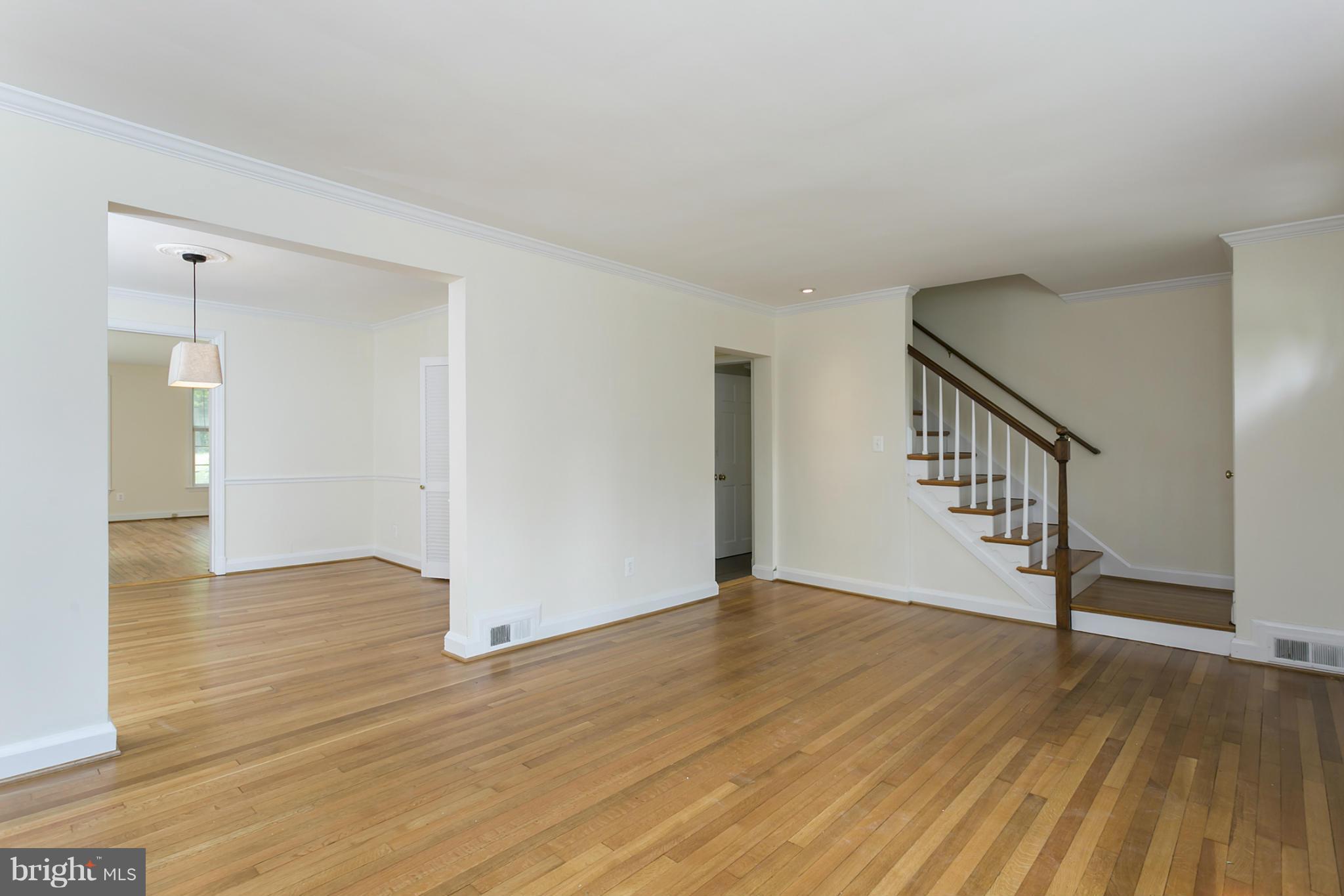 6720 Sherwood Road Baltimore, MD 21239 - Photo 5 of 29 Living Room
