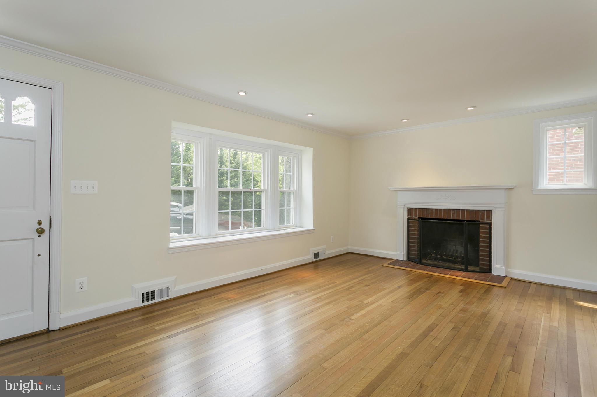 6720 Sherwood Road Baltimore, MD 21239 - Photo 6 of 29 Living Room