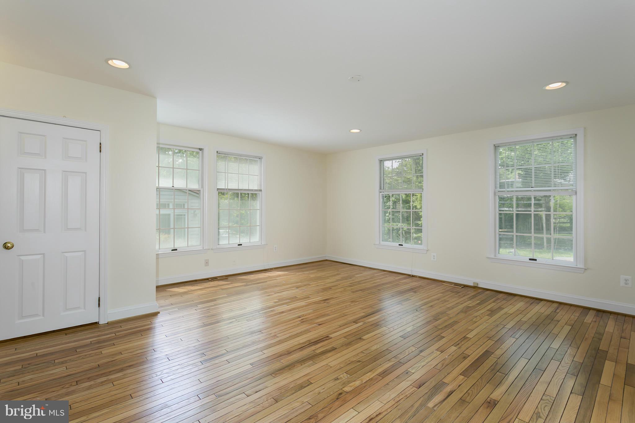 6720 Sherwood Road Baltimore, MD 21239 - Photo 9 of 29 Family Room