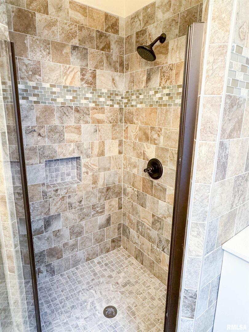102 Southeast Front Street Dongola, IL 62926 - Photo 34 of 83 a bathroom with a shower
