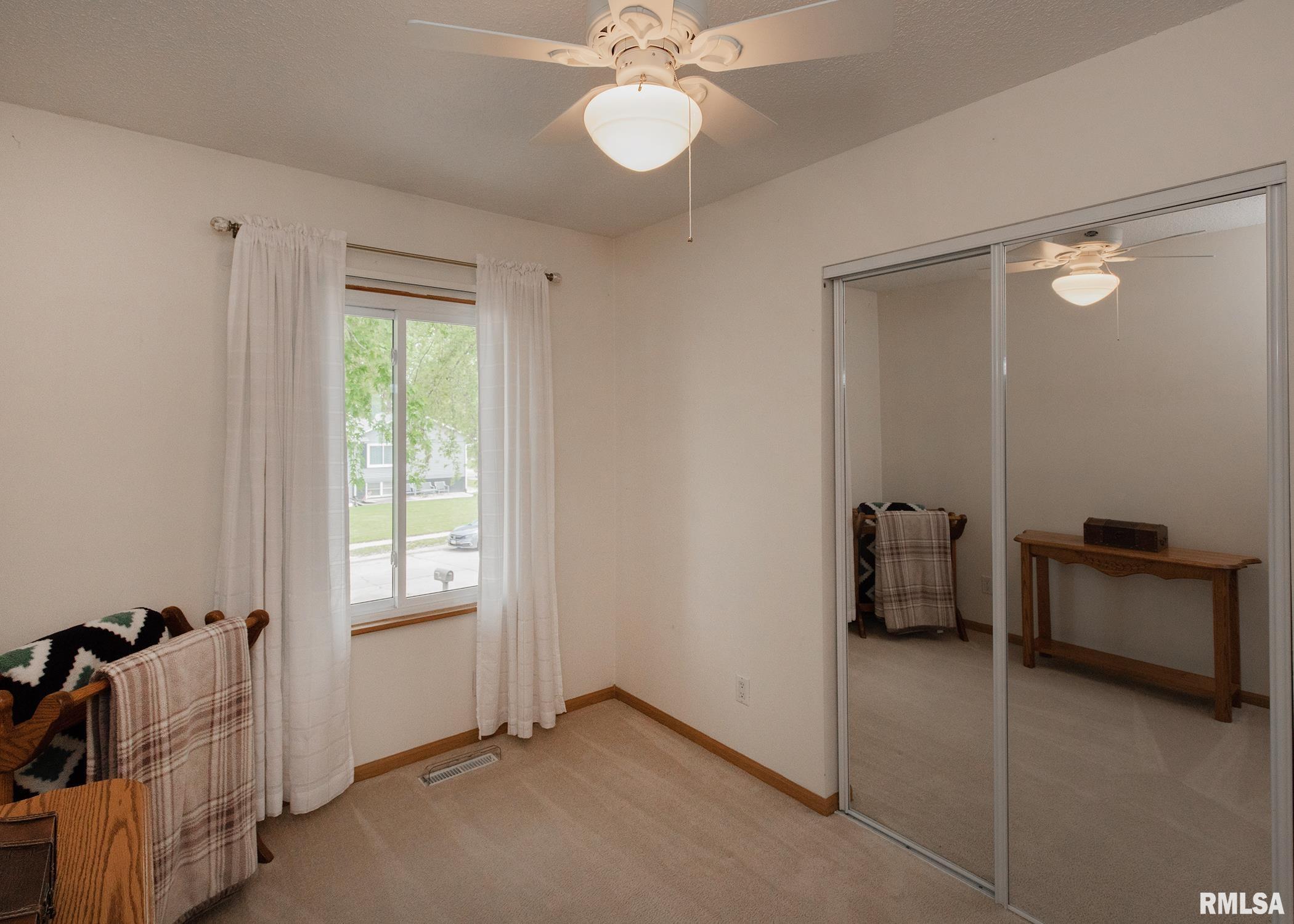 5710 Oakbrook Road Davenport, IA 52806 - Photo 12 of 27 Gallery Image 12