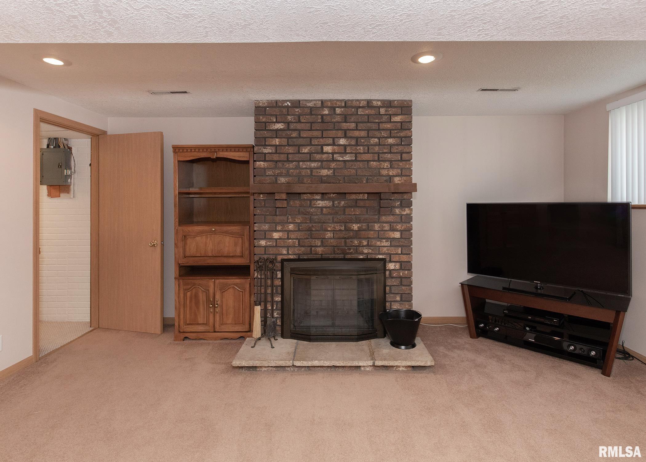 5710 Oakbrook Road Davenport, IA 52806 - Photo 8 of 27 Gallery Image 8
