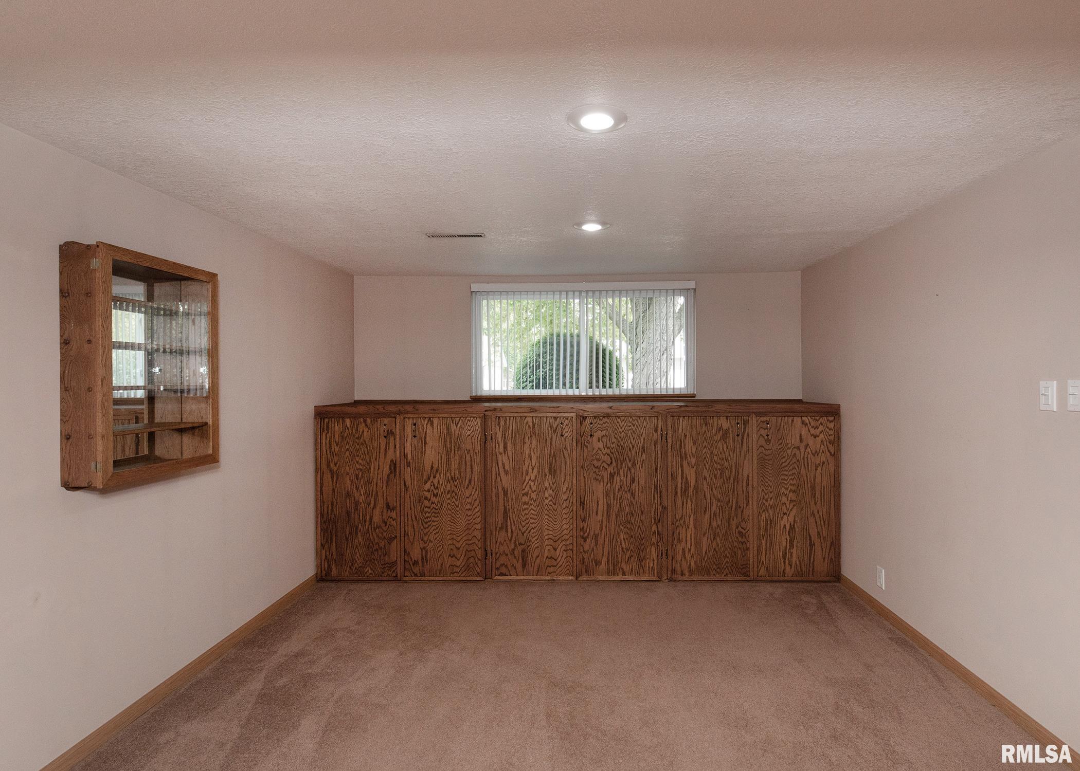 5710 Oakbrook Road Davenport, IA 52806 - Photo 10 of 27 Gallery Image 10