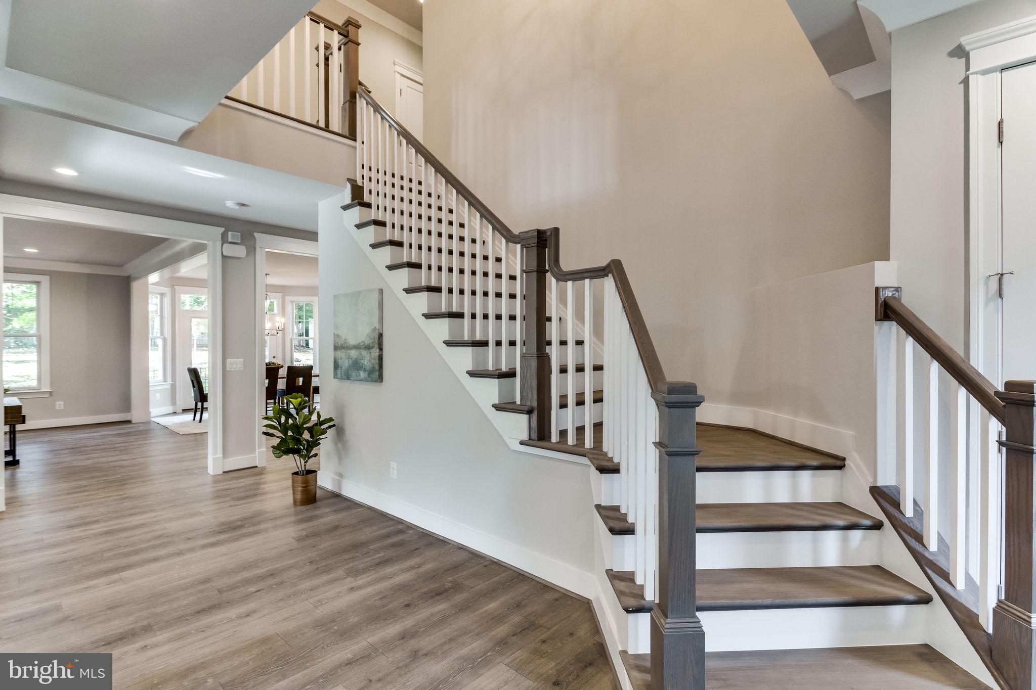 509 Ridge Road Southwest Vienna, VA 22180 - Photo 2 of 34 9' CEILINGS ON THREE LEVELS