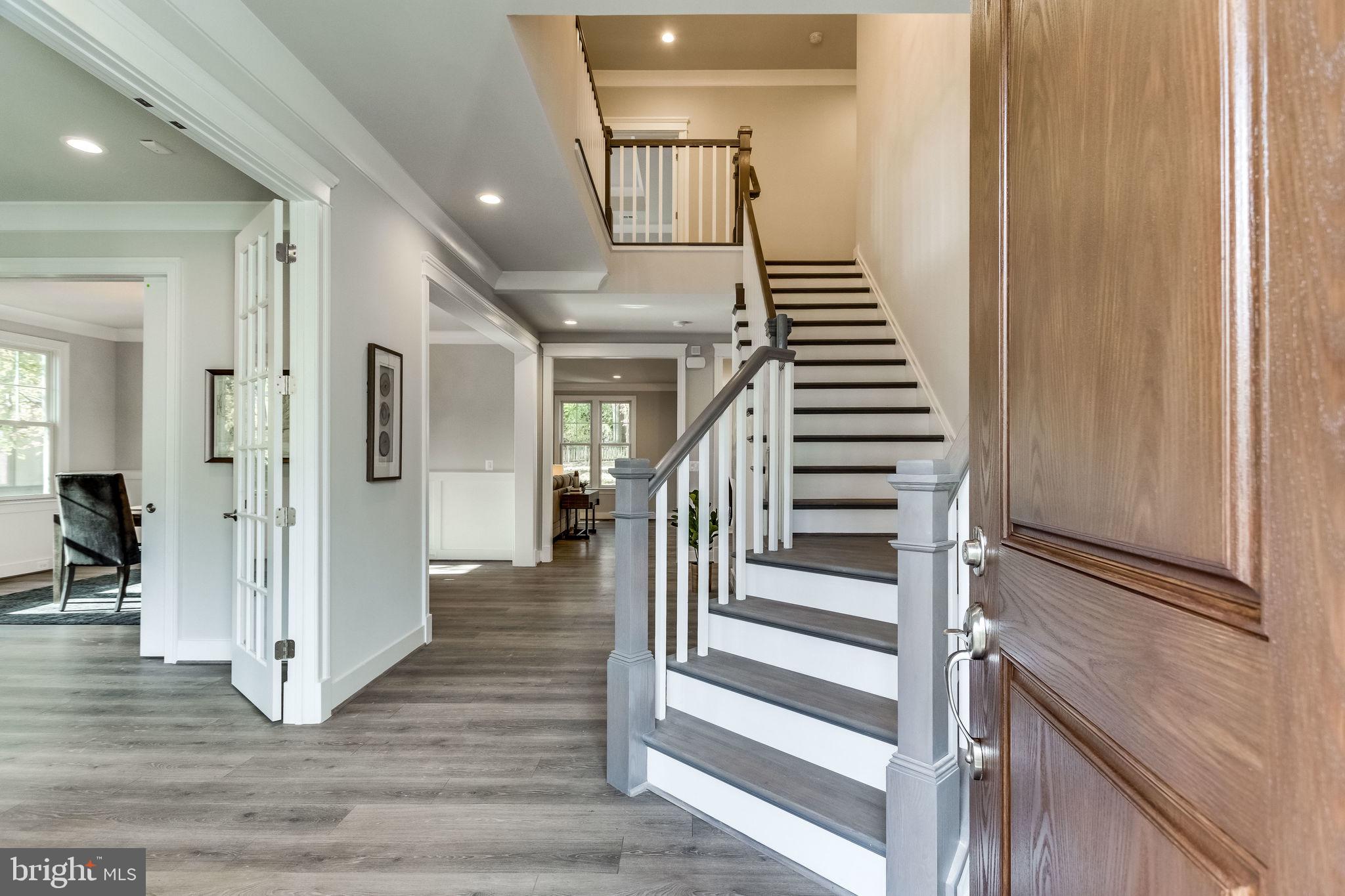 509 Ridge Road Southwest Vienna, VA 22180 - Photo 3 of 34 2 STORY FOYER