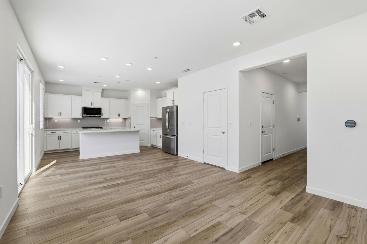 1251 Leonhardt Loop Lincoln, CA 95648 - Photo 4 of 11
