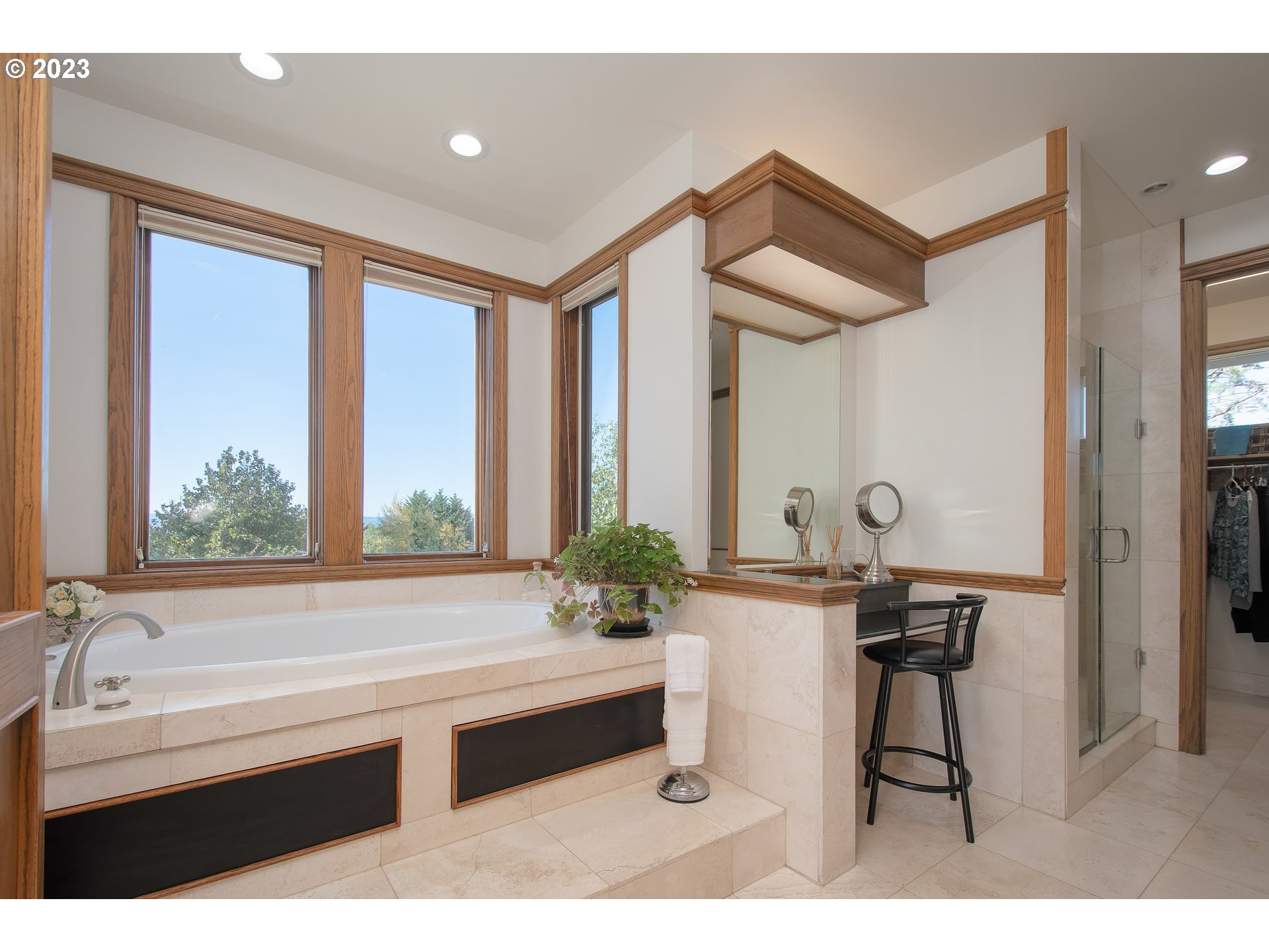206 Pebble Lane Kalama, WA 98625 - Photo 22 of 47 a bathroom with a sink and a bathtub