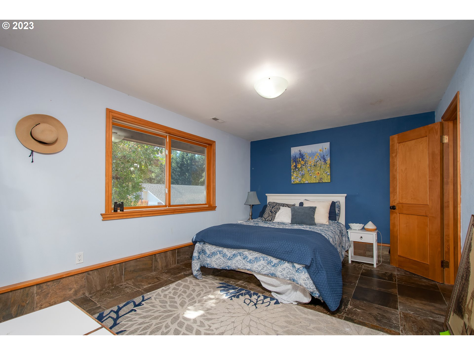 206 Pebble Lane Kalama, WA 98625 - Photo 30 of 47 a living room with a bed furniture and a window