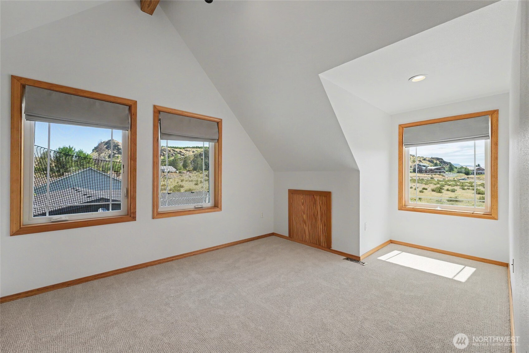 93 Golf Course Drive Pateros, WA 98846 - Photo 19 of 34 an empty room with windows and closet