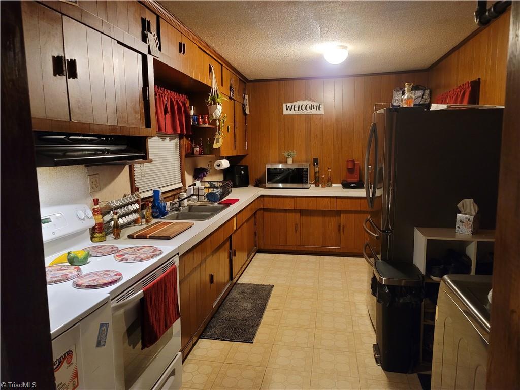4521 Huff Road Archdale, NC 27263 - Photo 6 of 18 Spacious kitchen!