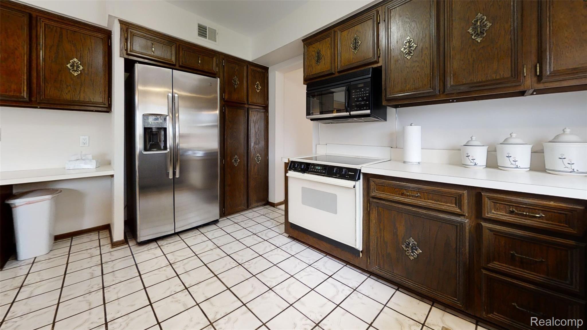 17635 Wayne Road Livonia, MI 48152 - Photo 11 of 31 Kitchen