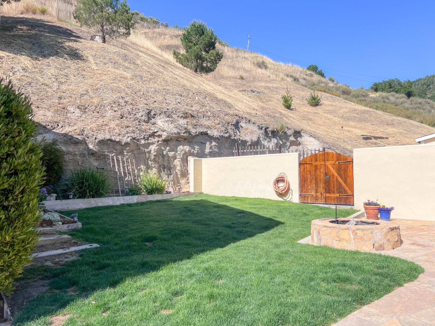 442 Corral De Tierra Road Salinas, CA 93908 - Photo 6 of 48 a backyard of a house with lots of green space