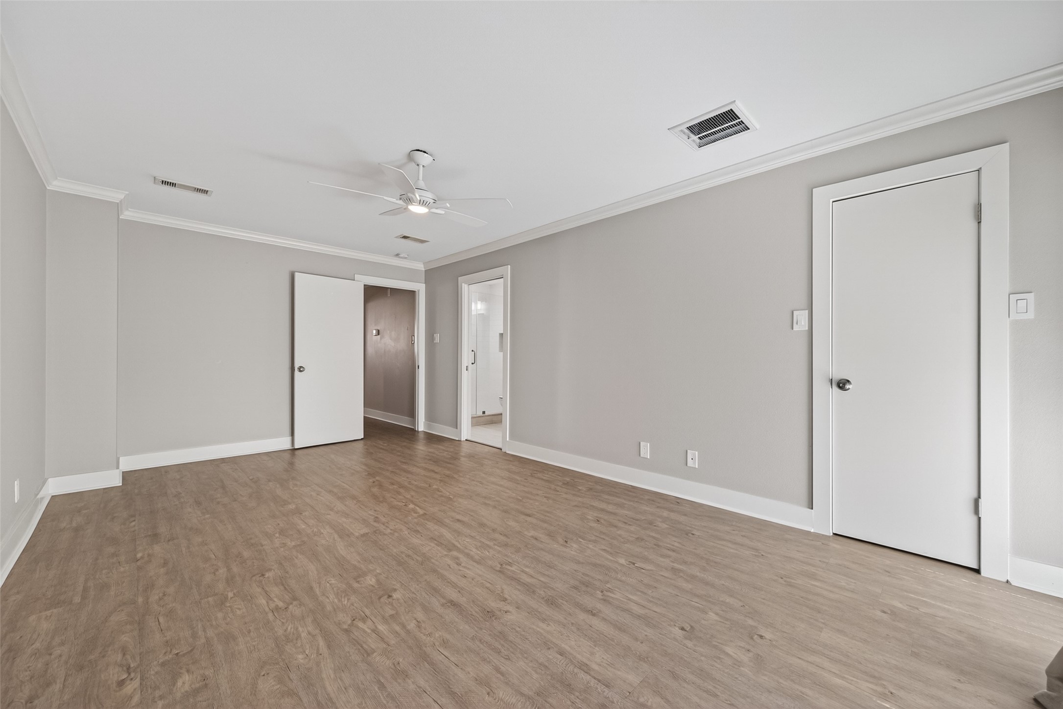 1805 Witte Road, Unit 3 Houston, TX 77080 - Photo 18 of 33 a view of an empty room with wooden floor and a ceiling fan