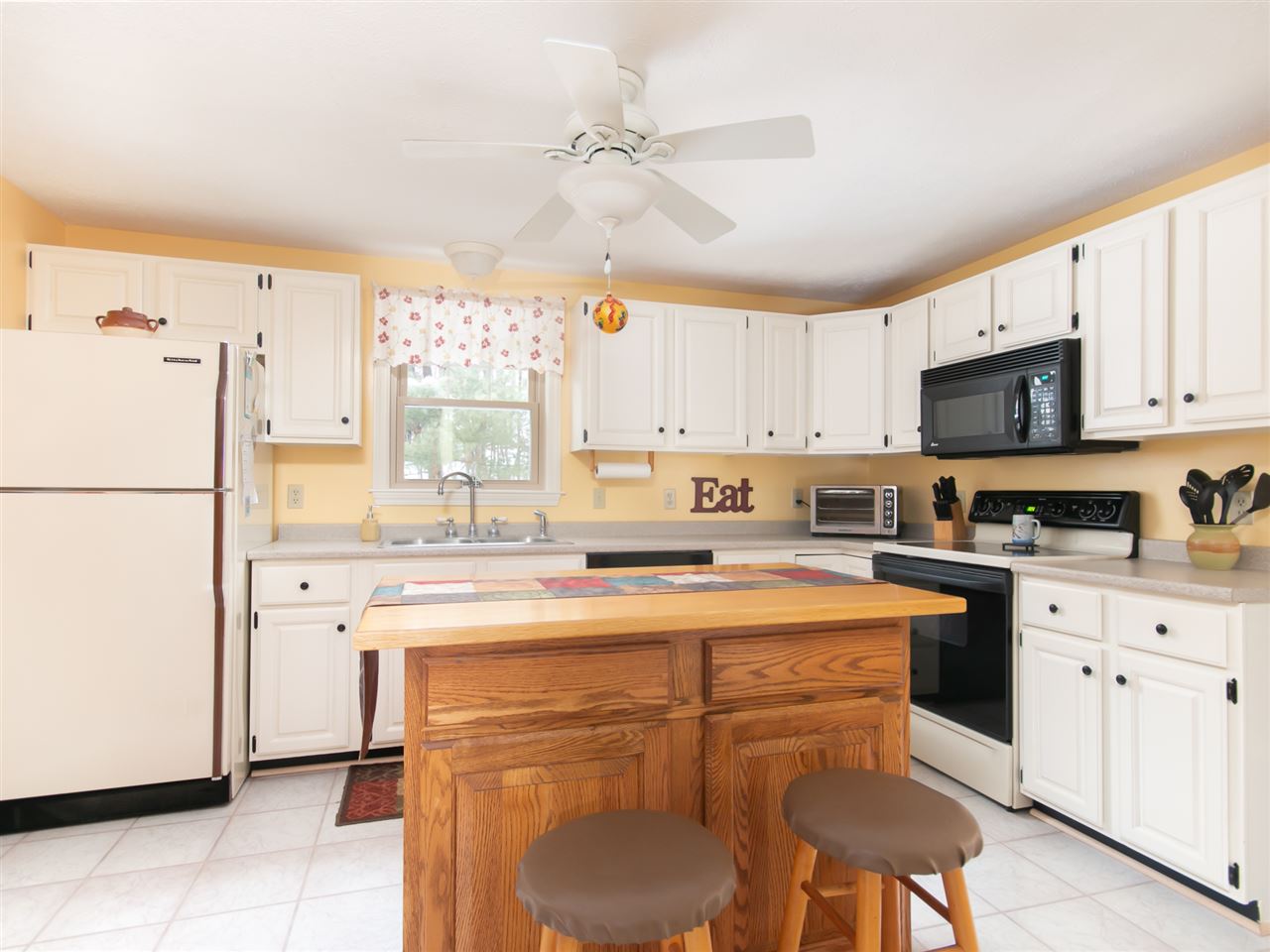 32 Beechwood Road Hudson, NH 03051 - Photo 5 of 17