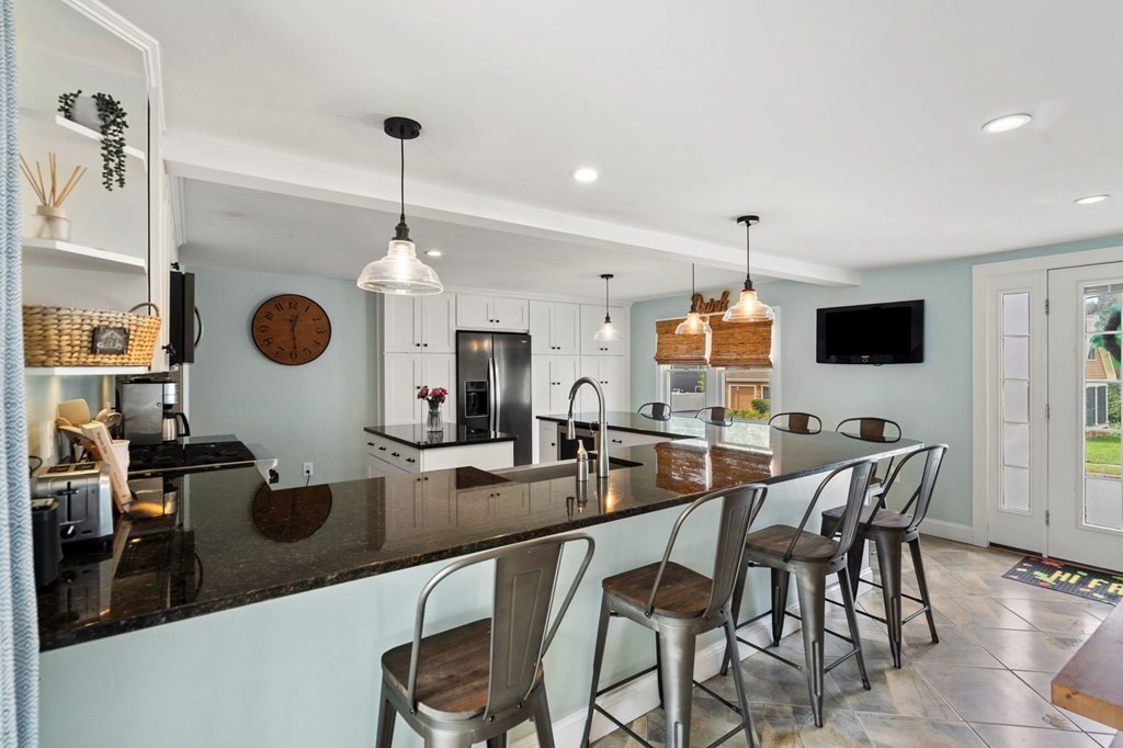 27 Stafford Road Danvers, MA 01923 - Photo 4 of 37 Gallery Image 4
