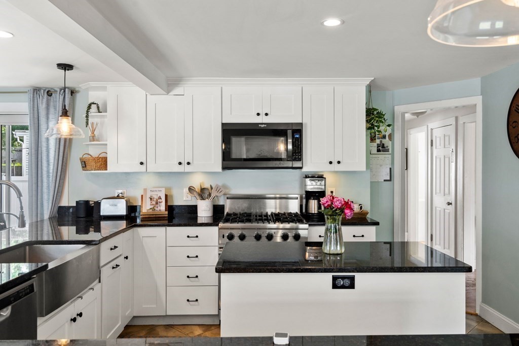 27 Stafford Road Danvers, MA 01923 - Photo 5 of 37 Gallery Image 5