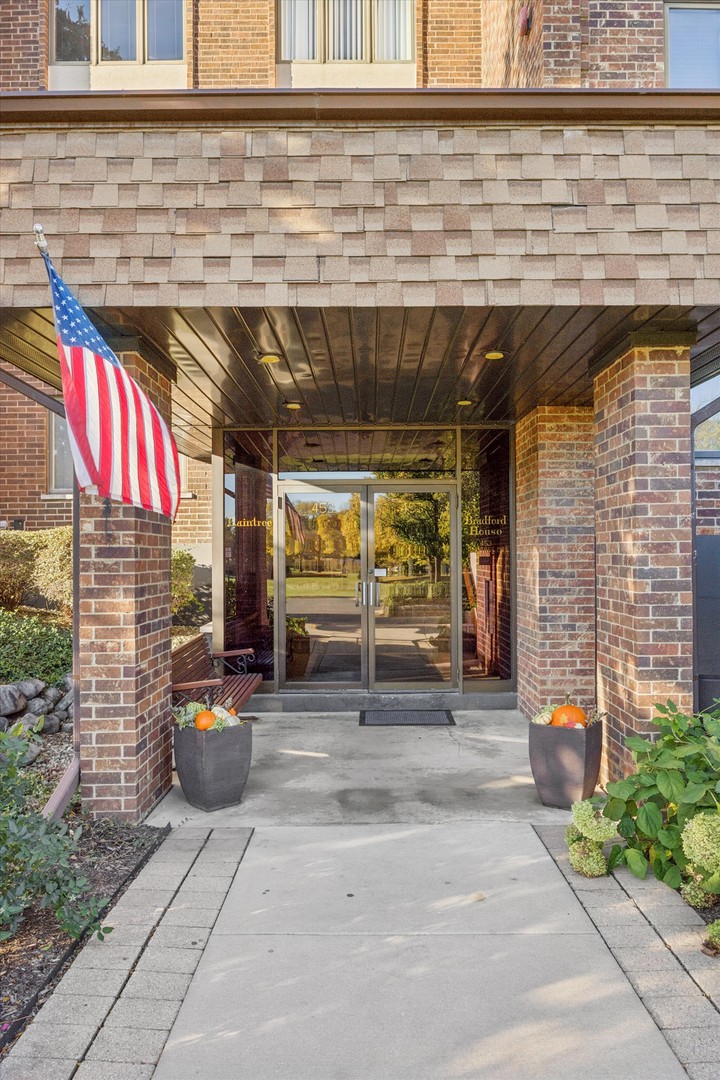 453 Raintree Drive, Unit 5A Glen Ellyn, IL 60137 - Photo 2 of 16 a view of a chairs and table in the patio