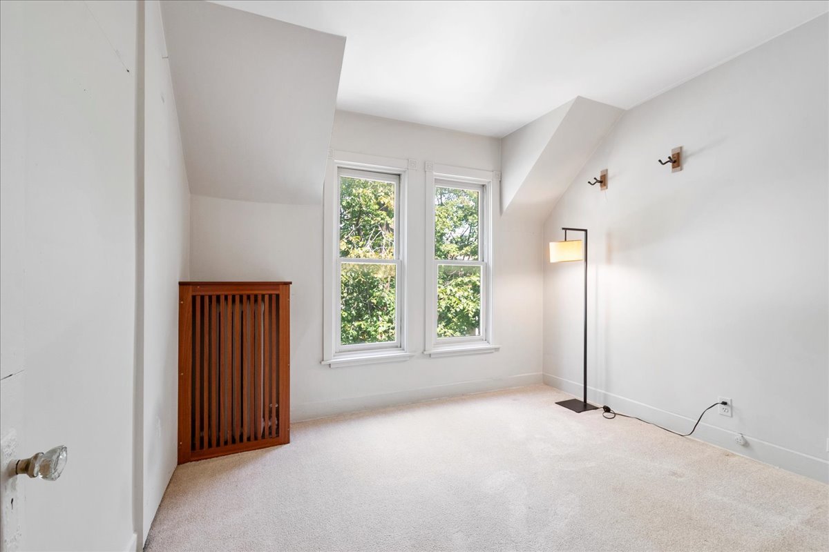 524 Hamilton Street Evanston, IL 60202 - Photo 13 of 32 an empty room with windows