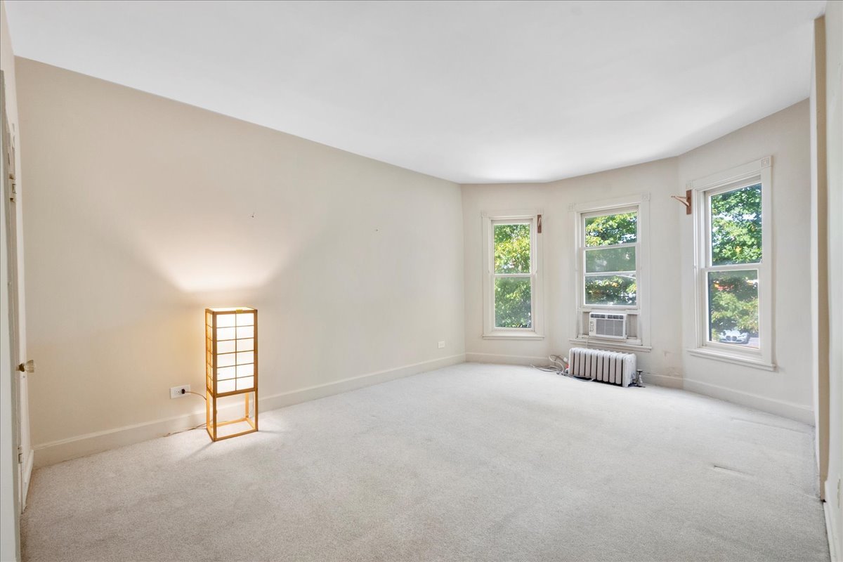 524 Hamilton Street Evanston, IL 60202 - Photo 14 of 32 an empty room with windows