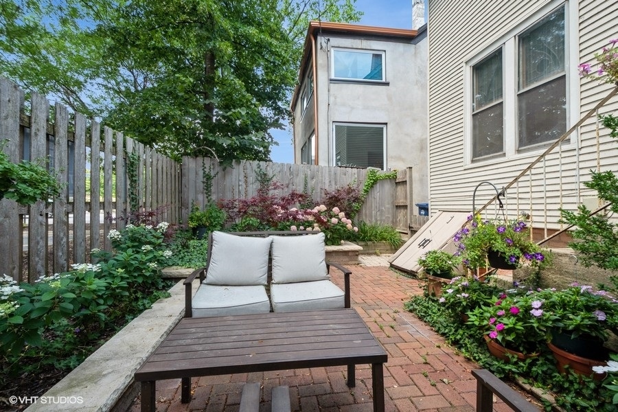 524 Hamilton Street Evanston, IL 60202 - Photo 21 of 32 a house view with a seating space