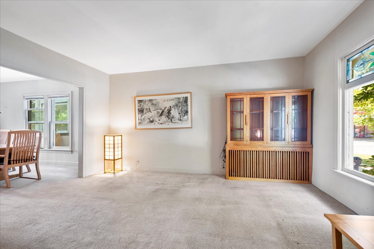 524 Hamilton Street Evanston, IL 60202 - Photo 4 of 32 a view of an empty room with a window