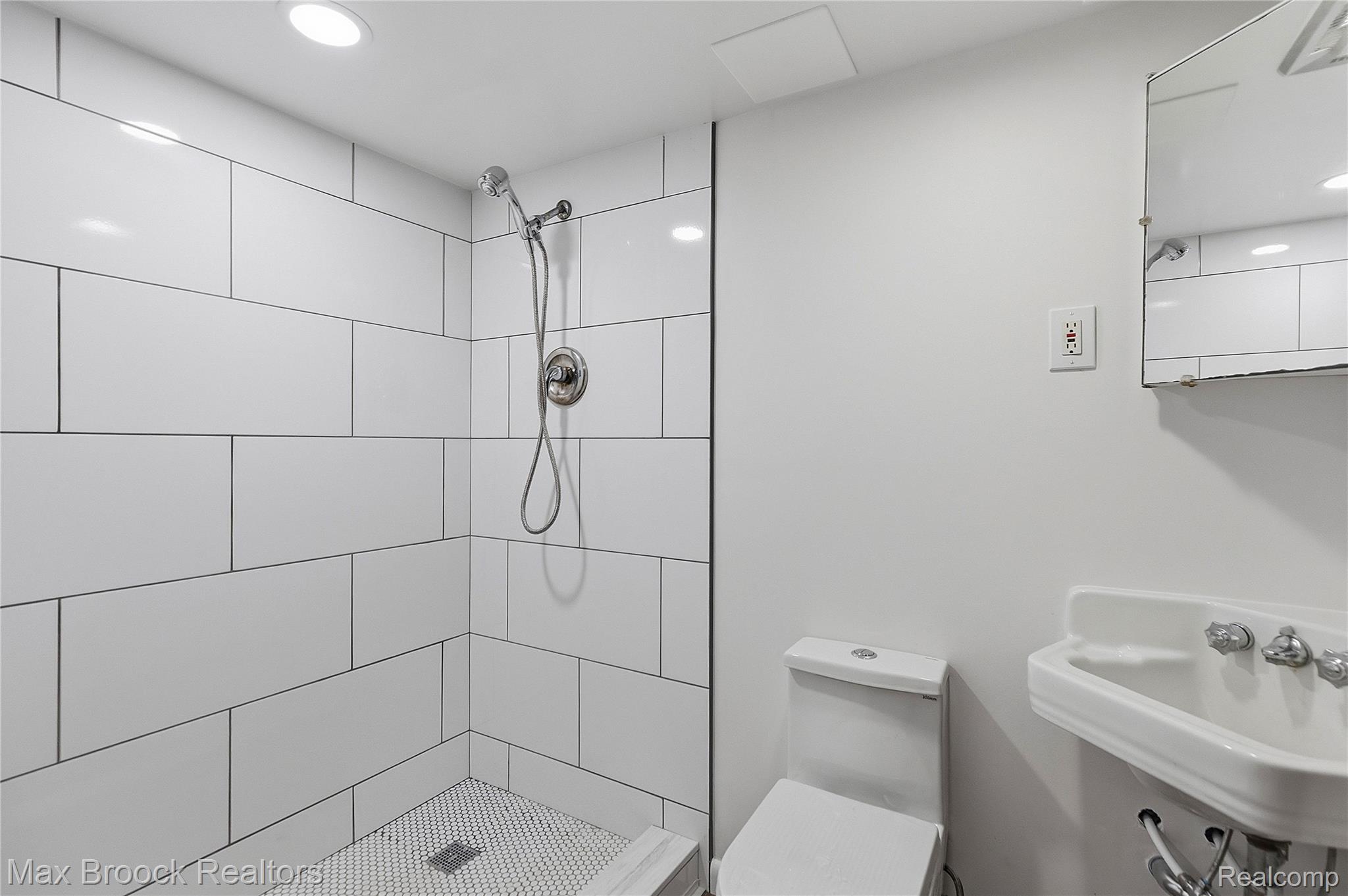 1392 Maple Grove Road Lapeer, MI 48446 - Photo 16 of 70 Full bathroom with tiled shower and recessed lighting