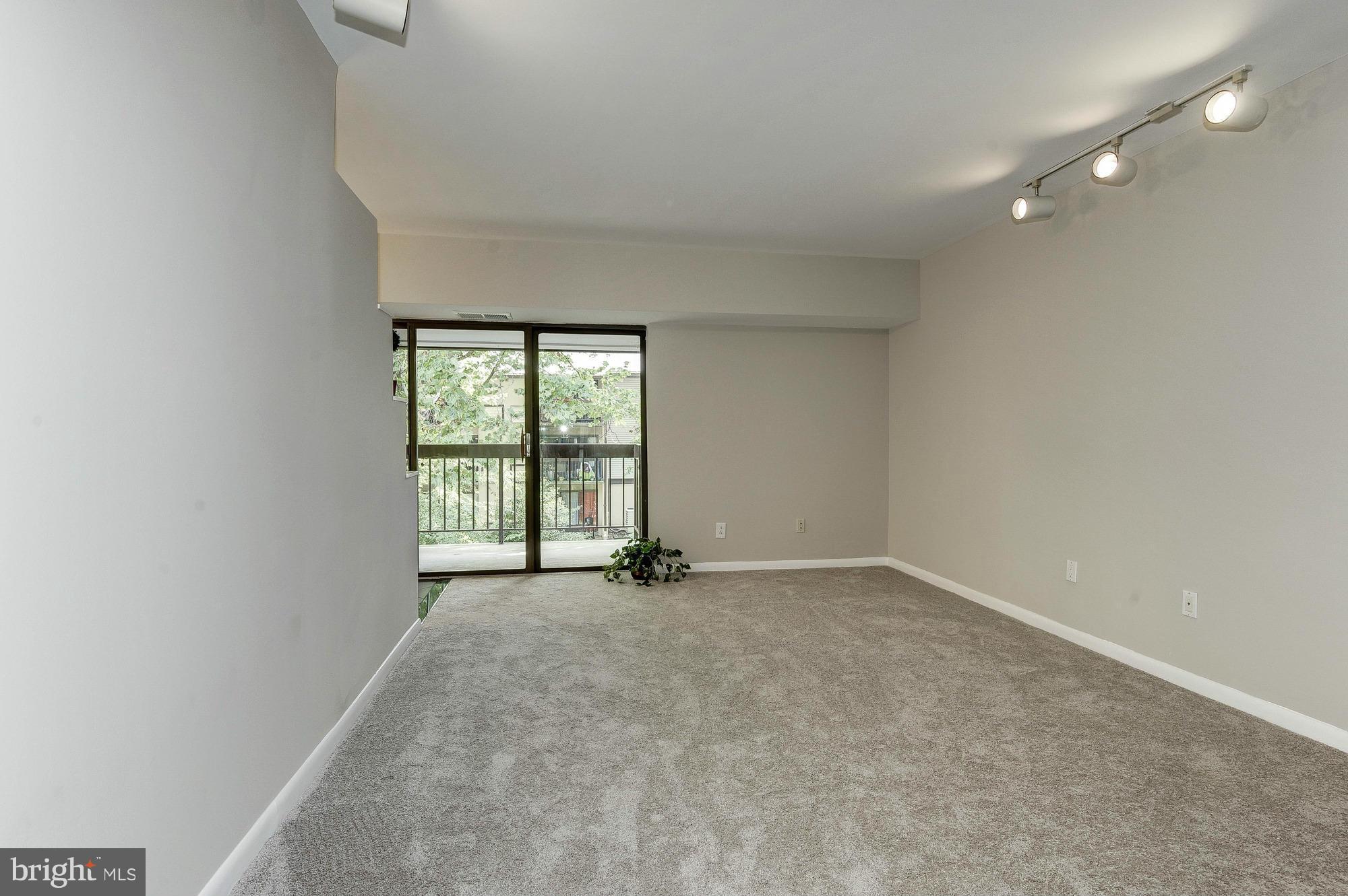 11649 Stoneview Square, Unit 22C Reston, VA 20191 - Photo 11 of 30 Living Room