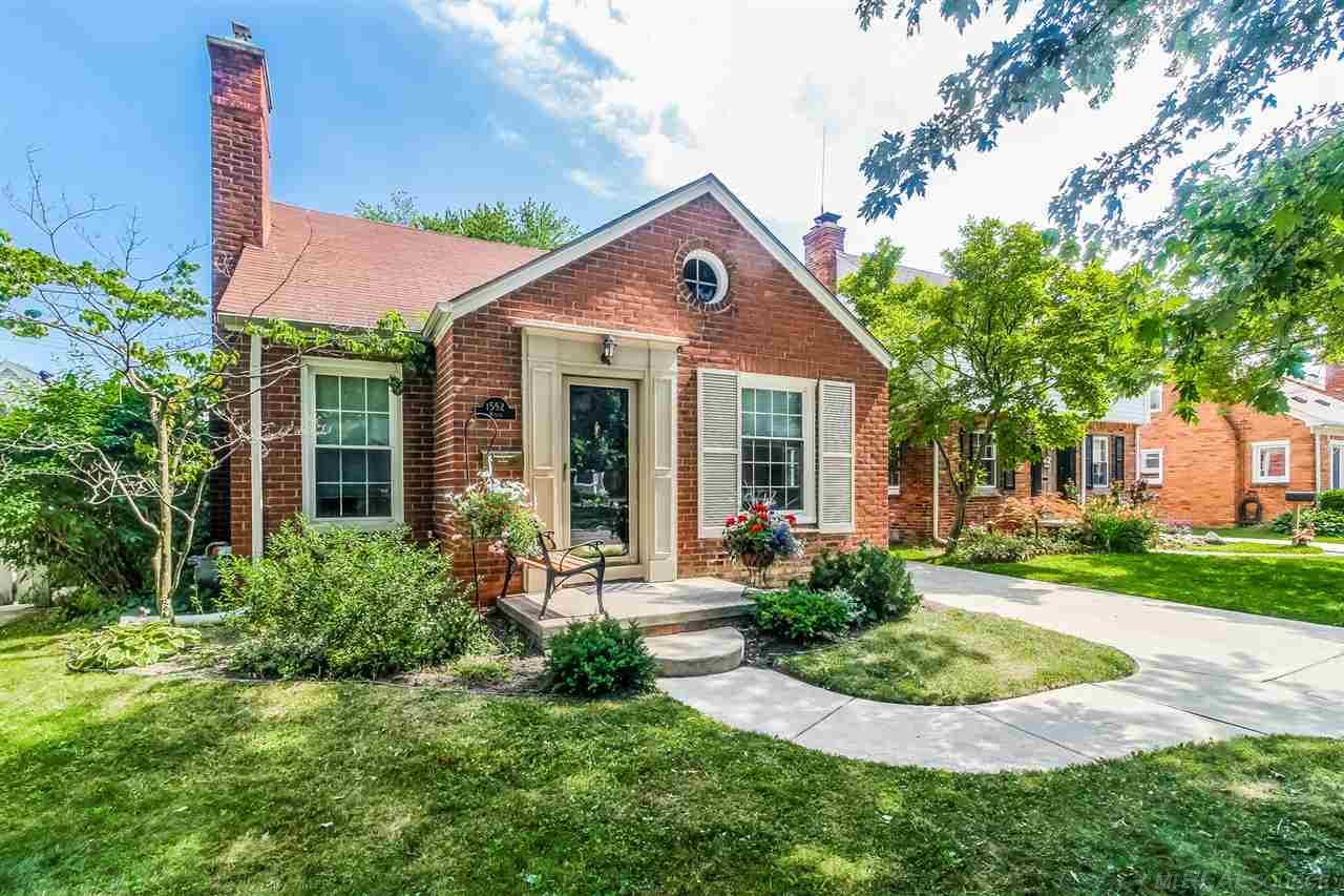1552 Roslyn Road Grosse Pointe, MI 48236 - Photo 1 of 37 31353811.JPG