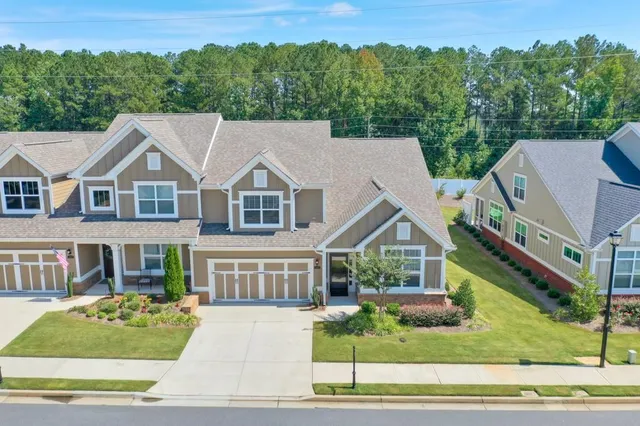 a view of house with a yard