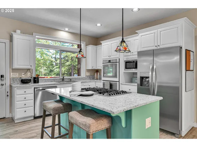 $1,000,000 | 2672 Southeast Vista Way, Gresham, OR 97080