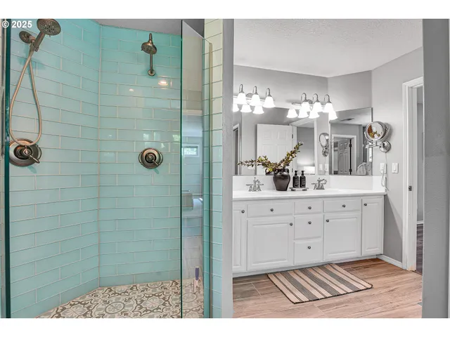 $1,000,000 | 2672 Southeast Vista Way, Gresham, OR 97080