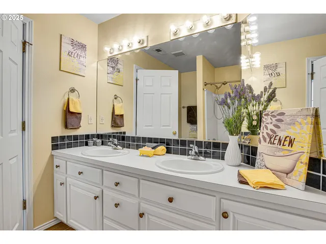 $1,000,000 | 2672 Southeast Vista Way, Gresham, OR 97080